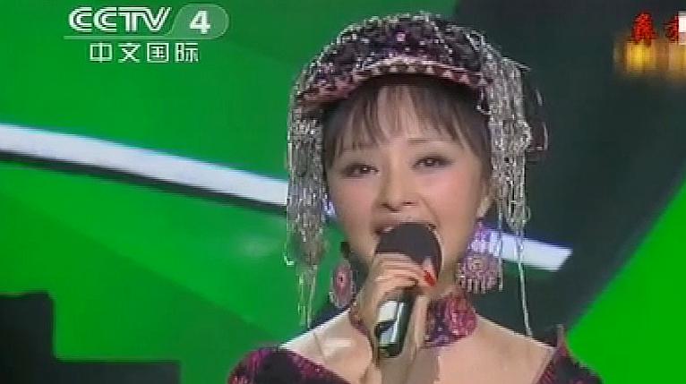 [图]曲比阿乌演唱《索玛花开》,歌声甜美,声声悦耳