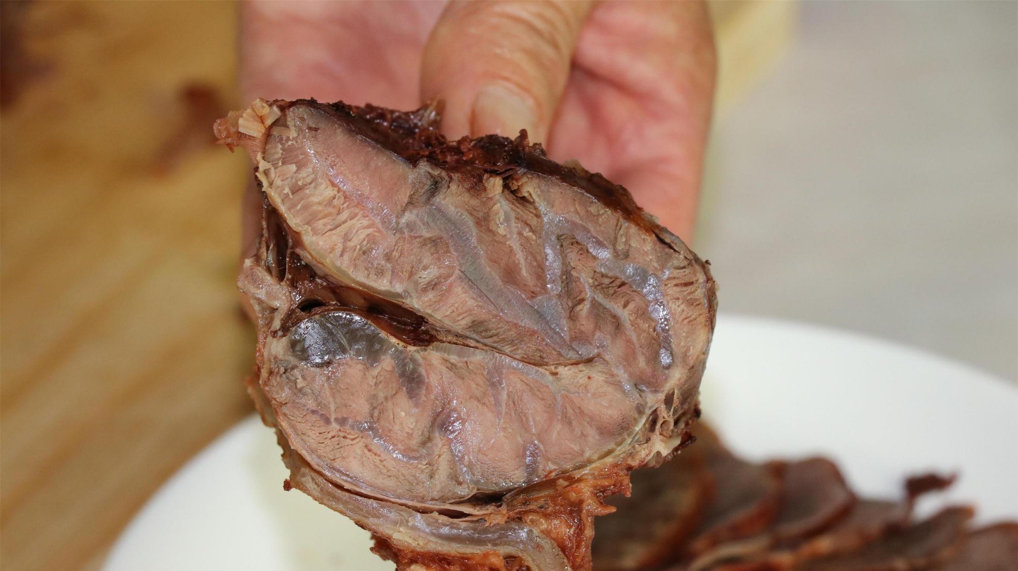 其实卤牛肉的做法很简单,配方比例告诉你,教你在家做,切了不散