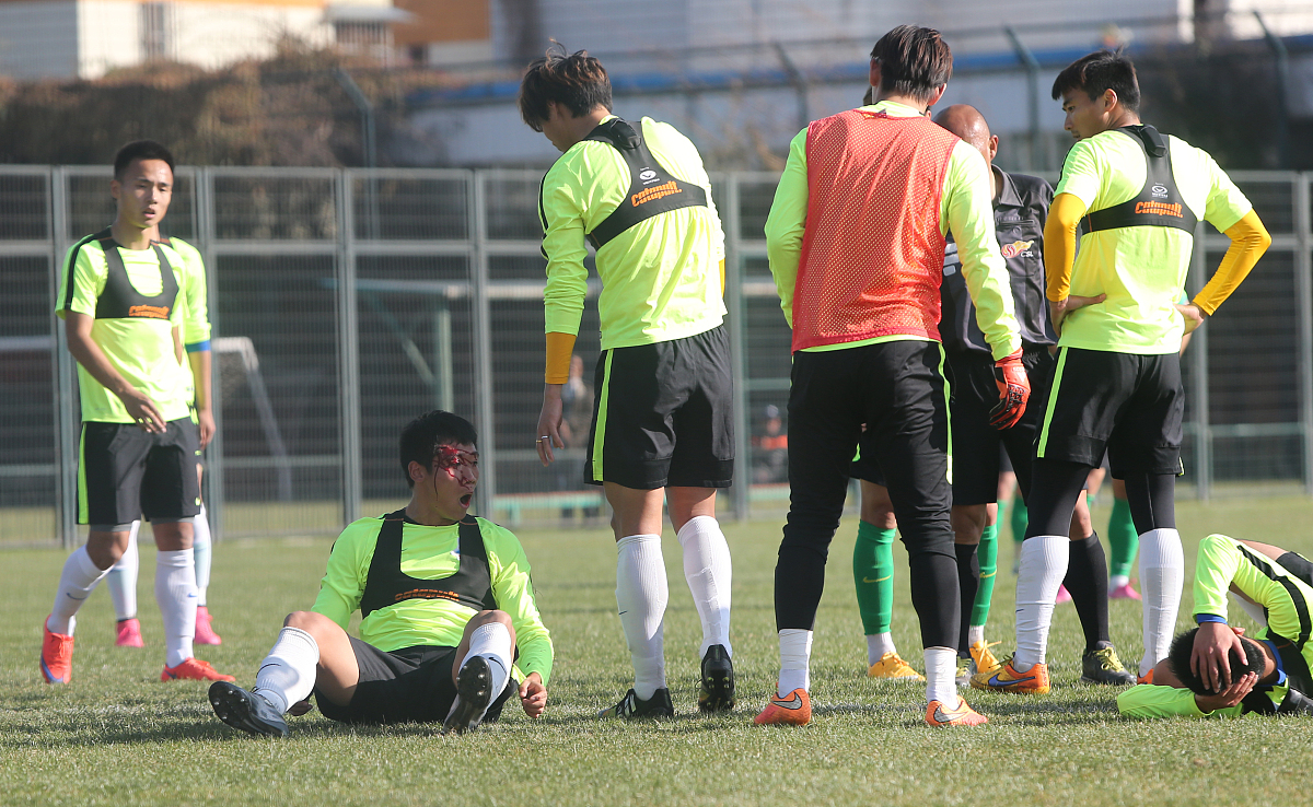 头部出血紧急处理：止血、包扎、就医