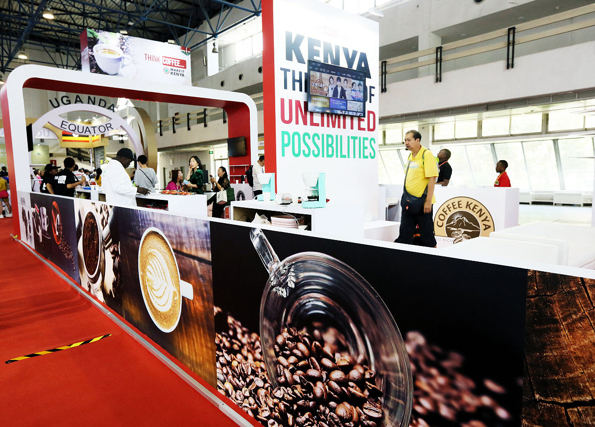 为2023年上海咖啡文化周设想一个主题宣传标语并撰写一段宣传短文案主题宣传标语请使用谐音。本次活动的目的是为了进一步打造新型消费节庆、举办创意文化活动、推动产业能级提升、形成市区联动格局努力将咖啡文化打造成为上海一张新的世界级城市名片。需要涉及到的元素包括上海城市性；生活要和人们的生活息息相关；新潮流当咖啡成为一种时尚；艺术有格调的咖啡也是一种艺术。作为参考我为你提供往届上海咖啡文化周的主题以及相