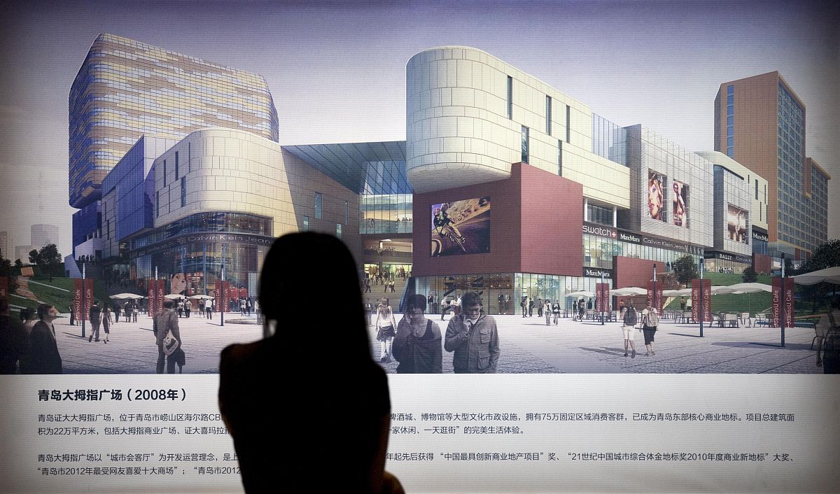 2014年7月8日,南京,观众在展厅内欣赏建筑模型.