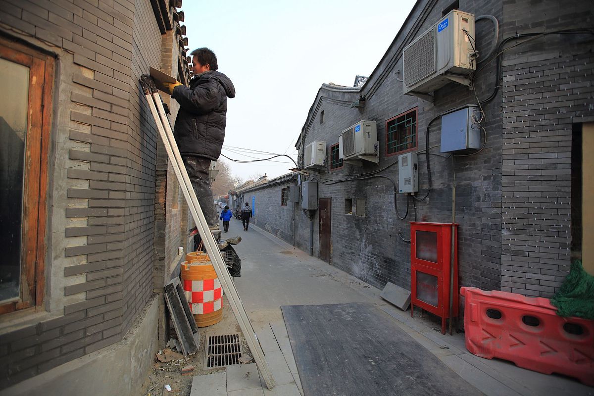 2016年12月7日,北京,南锣鼓巷的业态转型和风貌保护工作正在进行.***_