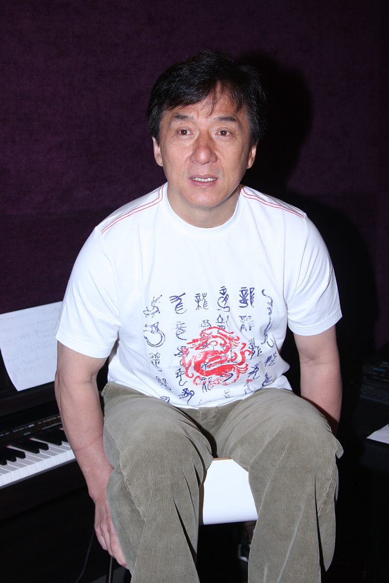 2009年11月25日,北京,电影《大兵小将》主演秘密录制片尾曲.成龙+++_+