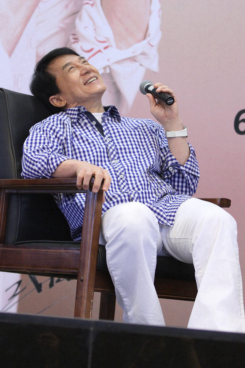 2015年4月7日,北京,国际影星成龙自传新书《成龙:还没长大就老了》在