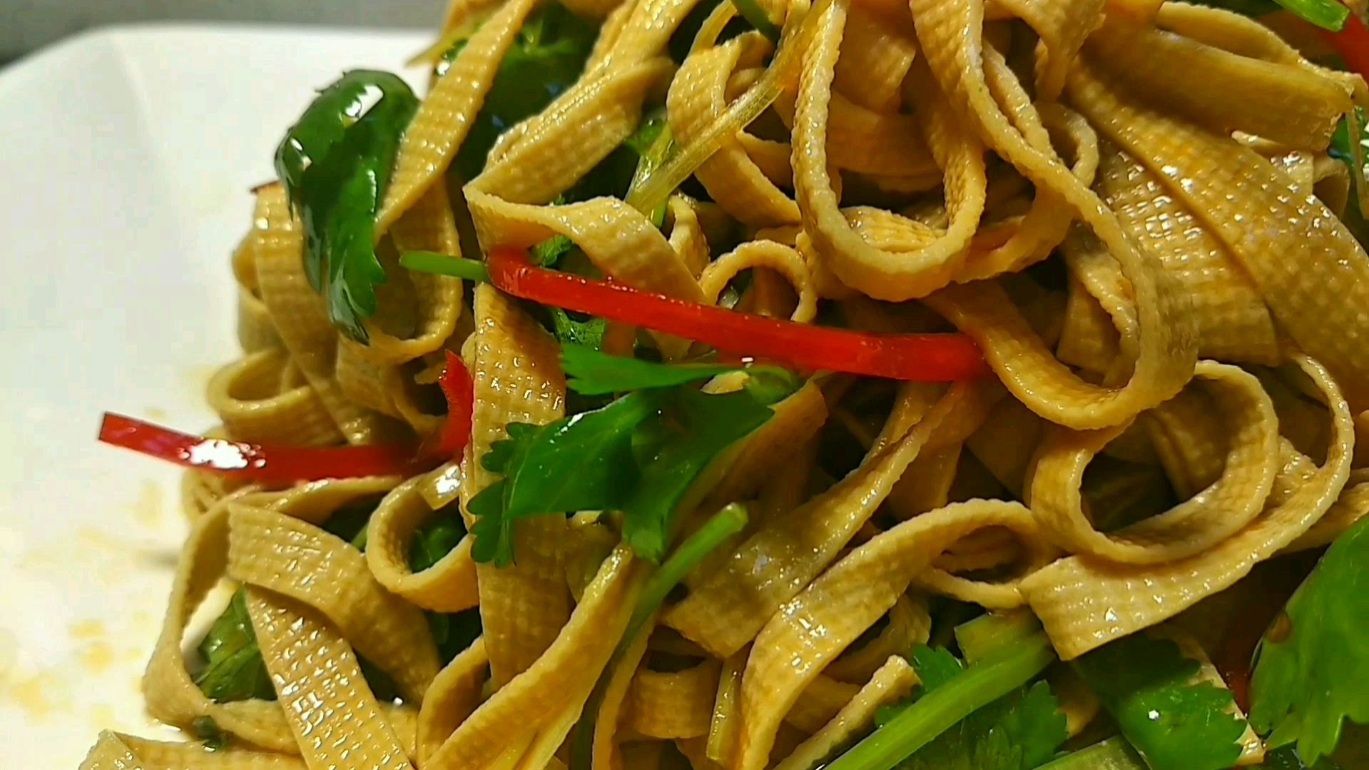 凉拌豆腐皮好吃有窍门,加上这一步,口感滑嫩又鲜香,下酒又下饭