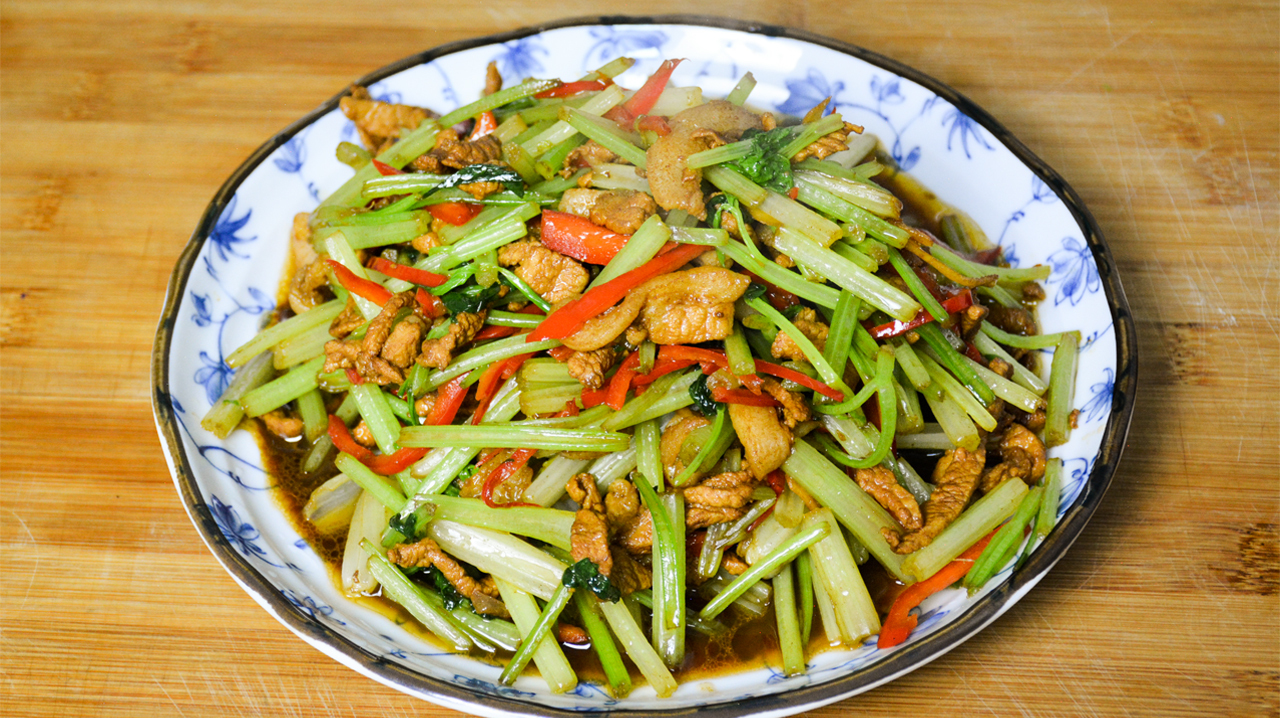 吃了30多年芹菜,还是这种做法最好吃,营养下饭,我家一周吃3次