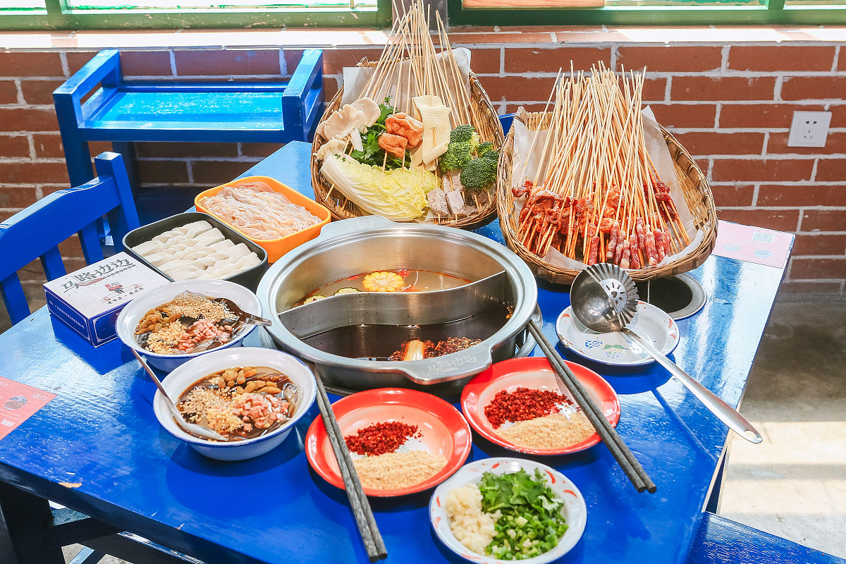 你先现在是一个开了十年串串香加盟店的老板请以你的经验告诉我怎么可以吸引跟多人加盟我的店铺