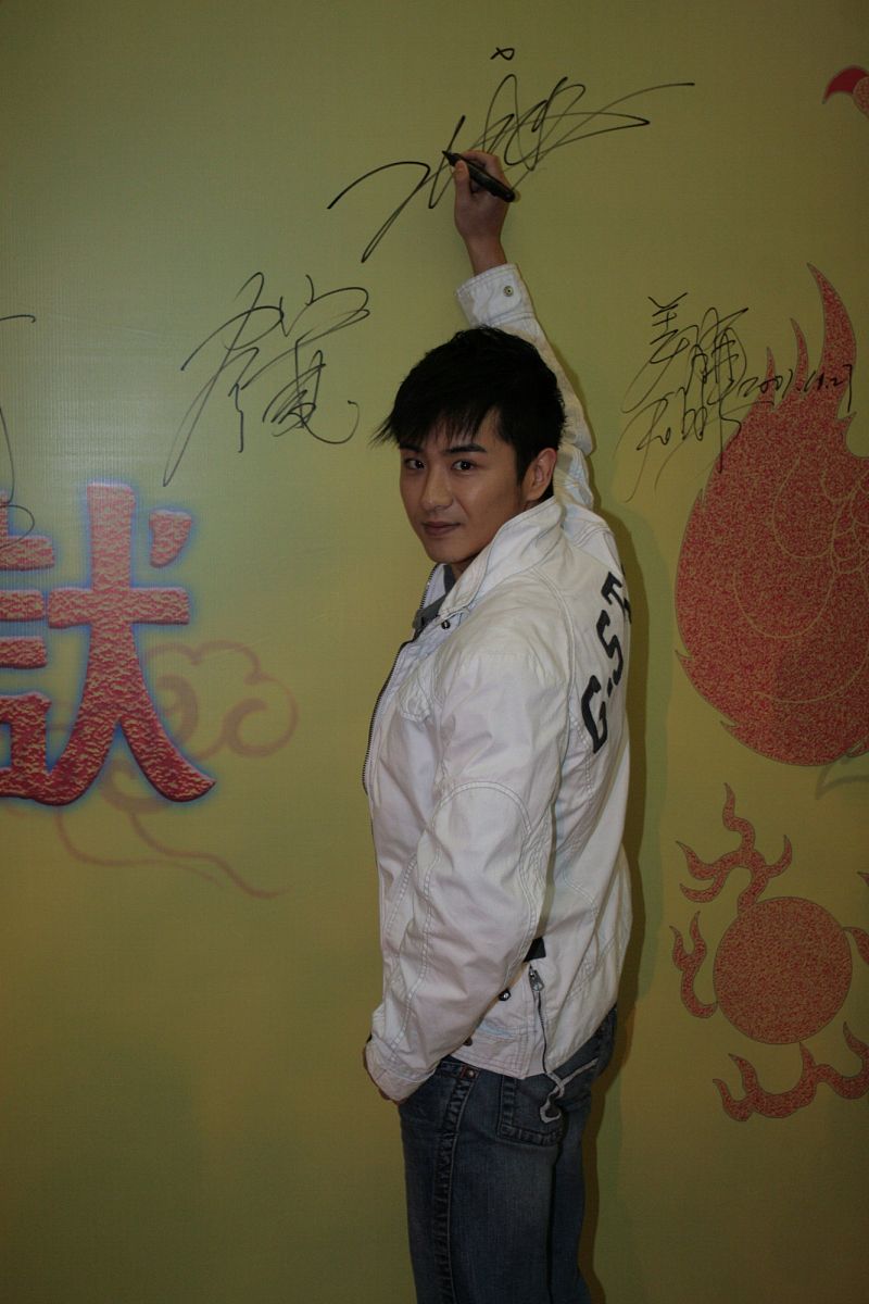 2007年 11月 27日 , 北京 , 古装 搞笑 音乐剧 《 奉旨 越狱 》 在 天