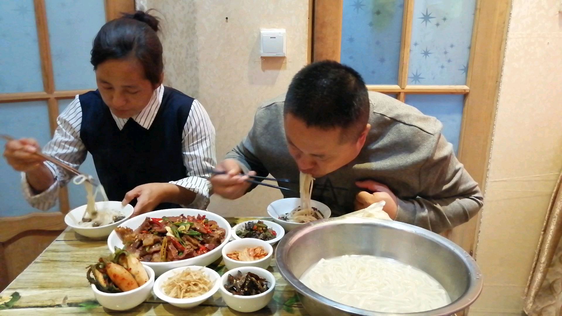 二斤马肉5个小咸菜,农村大哥吃了三碗面条,一个馒头