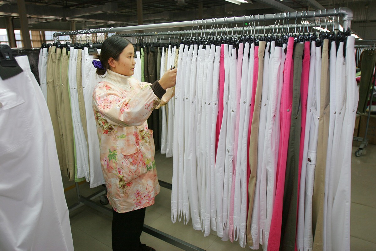***_***  2009年1月3日,工人在江苏南通一服装企业生产车间忙碌. +++_