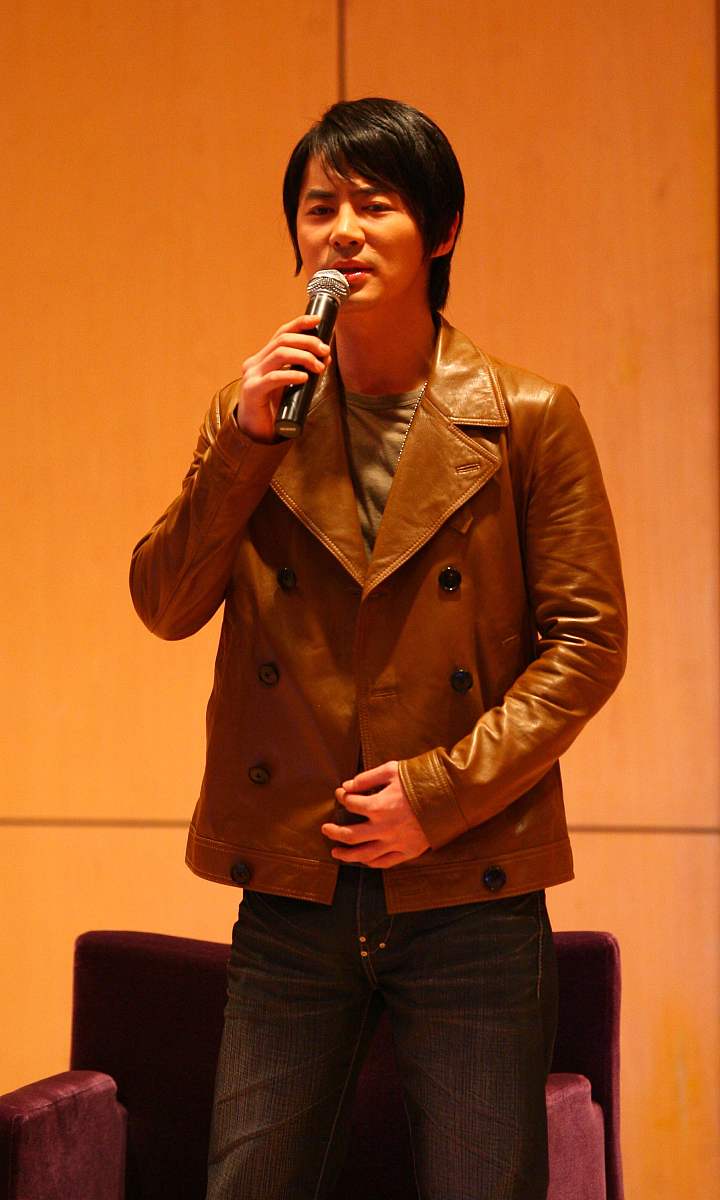 2009年2月22日,上海,junjin(前进)腰伤复发疼痛难忍行动困难,坐在舞台