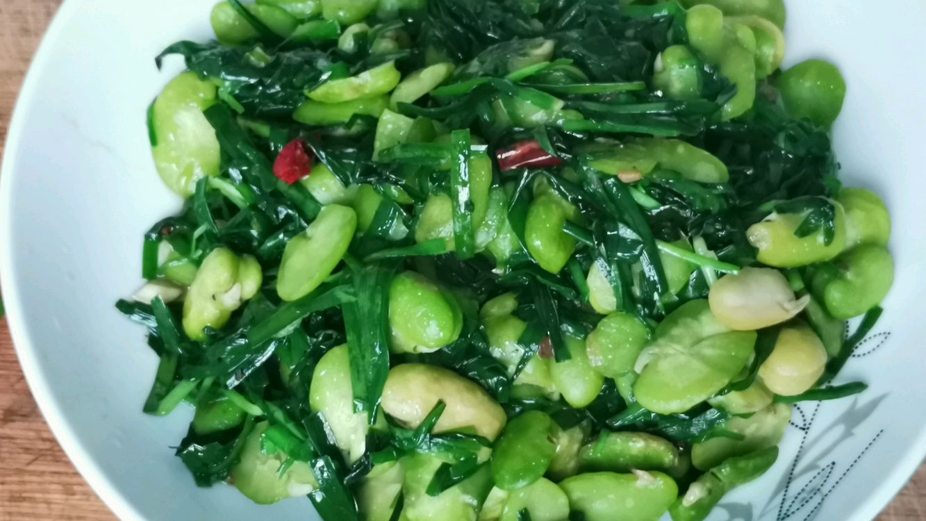 家常菜韭菜炒蚕豆清淡适口,营养又健康特别适合老人小孩吃