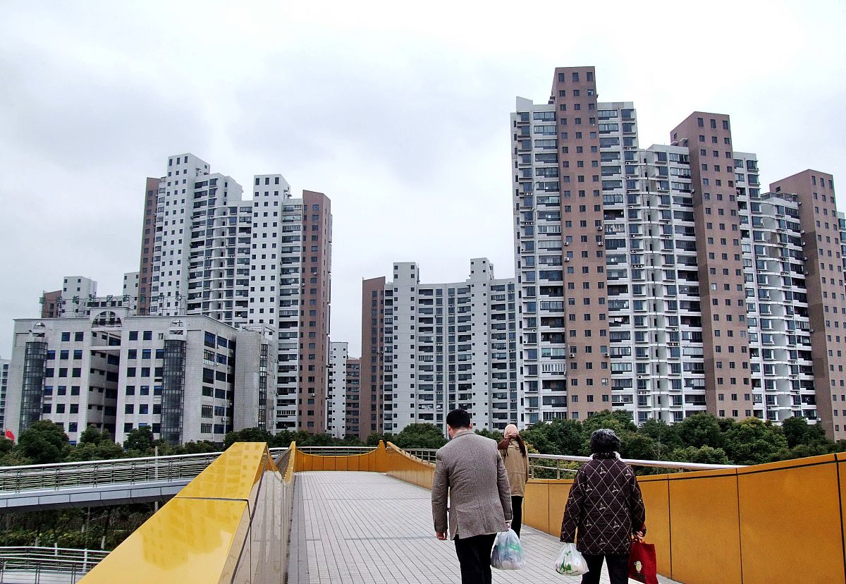 居住环境相对成熟、定型。与新建商品房不同二手房一般都位于城市的中心区域。由于长年的建设投资、维护中心区域的基础设施一般比较完善。除了一般新建小区都具备水、电、气、道路之外在现代日常生活中越来越重要的闭路电视、通讯、公共交通、子女就学、医疗保健、环境卫生等等诸多方面都早已在日常运转中逐渐到位有相对成熟的居住环境。请您尽可能用不同的词汇重新表述并回答。