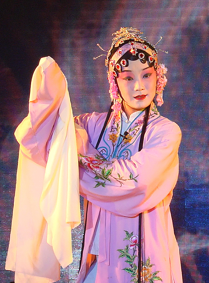 孙富的出现导致了杜十娘和李甲的分手孙富在情节发展中起到了什么作用？