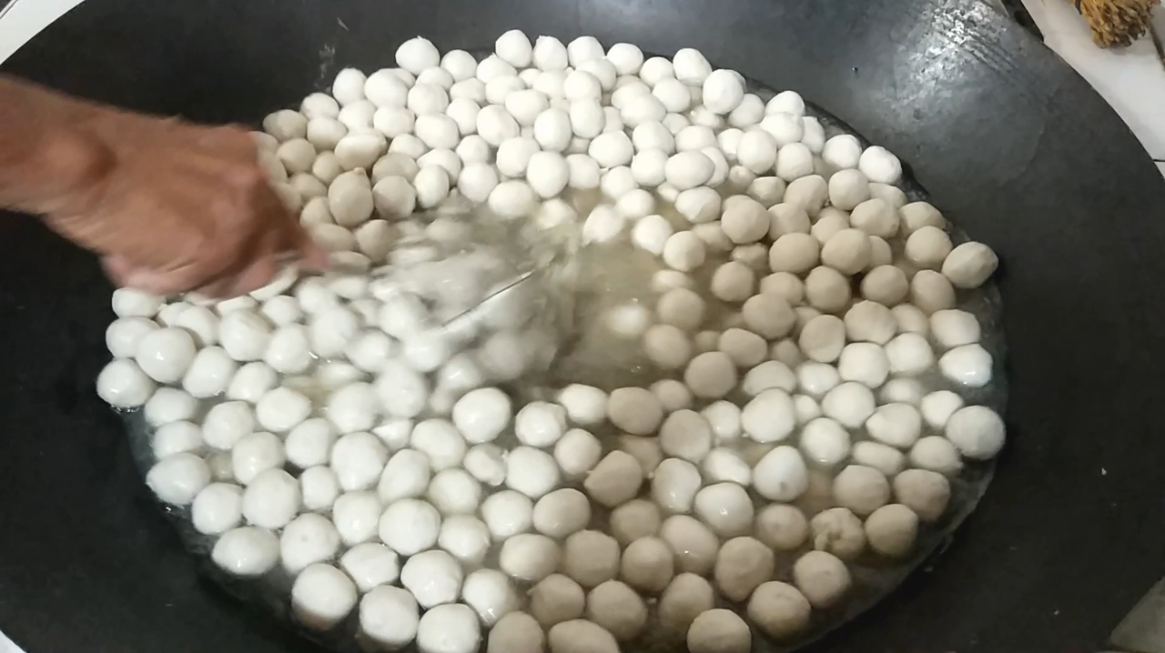 客家大叔制作猪肉丸,味道很正宗,过程和配方都告诉你,看看吧!