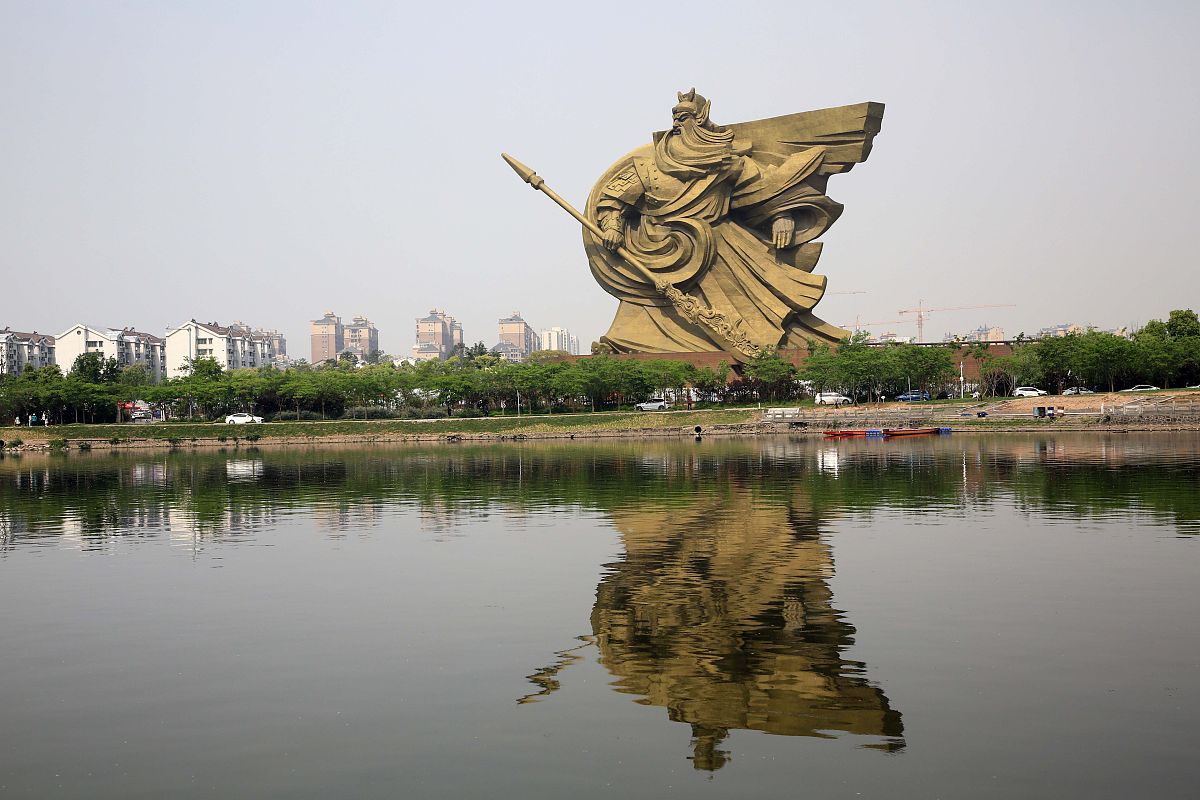 2019年5月3日,湖北省荆州市,实拍世界最大体量关公青铜雕像.雕像重约1