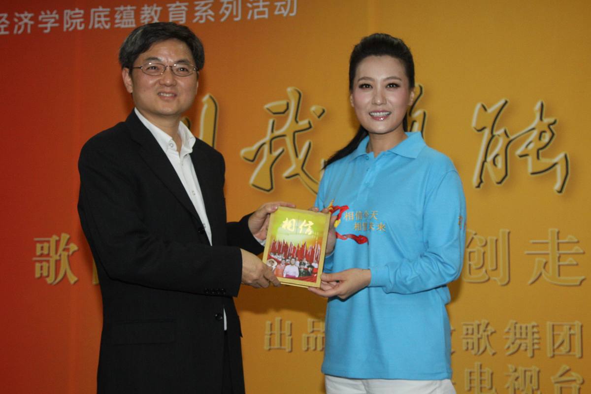 2012年11月4日,北京,"叫我怎能不歌唱"歌曲《相信》主创来到人民大学
