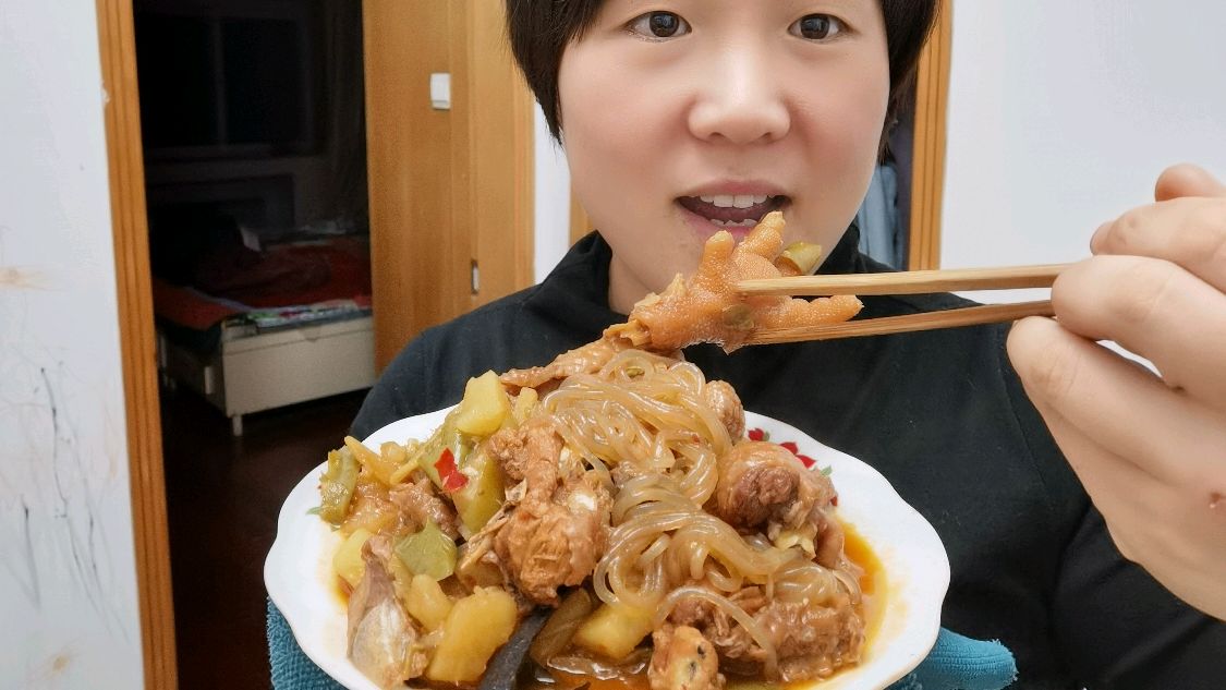 艳玲馋肉了,炖只公鸡多放辣椒,土豆粉条一锅出,麻辣鲜香真过瘾