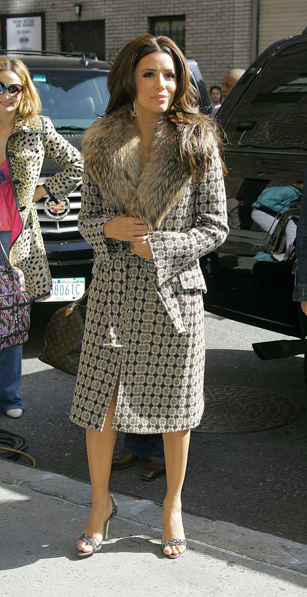 ?double click images/beimages/maxpppe - eva longoria poses for t