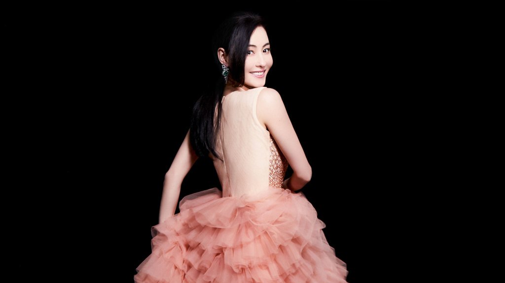 #张柏芝三胎儿子曝光# 【张柏芝晒的是三胎儿子正面照?张柏芝亲自下场辟谣】28日晚,张柏芝