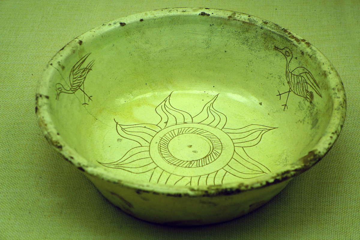 ***_***仙鹤踏莲花纹白釉盆,辽代,科右中旗西尔根辽代墓葬出土.内蒙古
