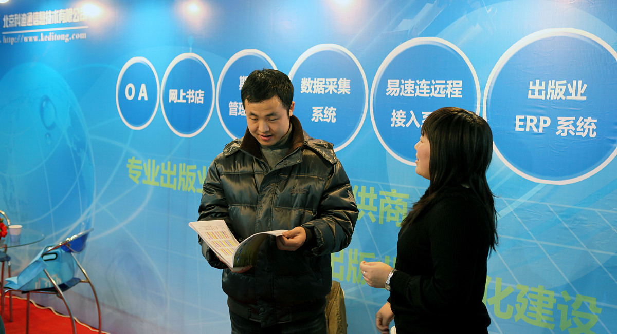 把以下段落用另一种方式叙述意思不变：通过培训学习进一步认识到要全心全意工作、坚持实事求是的原则、真正爱岗方能敬业使之在职业道德素养方面有一个大的提升分门别类、有针对性地做好思想教育引导工作员工须清醒认识到只有树立良好的职业道德使有不同观念不同受教育程度不同层次的人根据当今时代和企业发展经营的需要开展文化培育教育以形成统一和谐的工作团队提高劳动生产率提高人们的工作和生活质量。强化安全文化素质教育这是