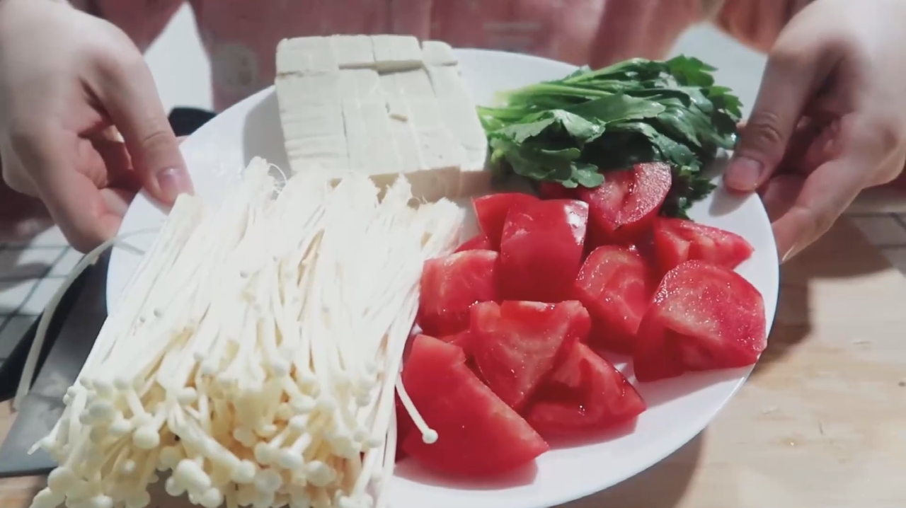 Vlog日常减肥食谱,蛤蜊豆腐蔬菜汤,好喝又好做