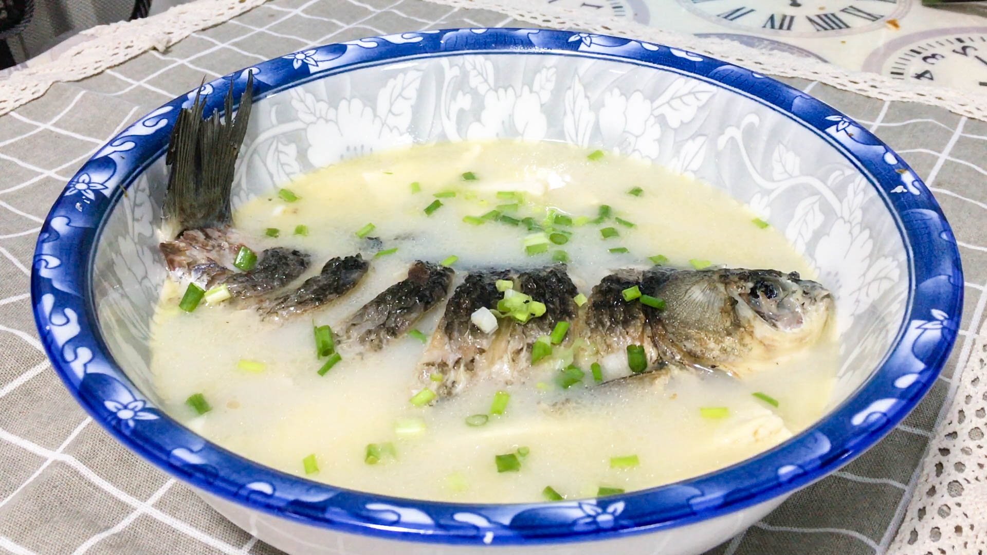 鲫鱼汤这样做最好喝,奶白鲜香,冬天热乎乎喝一碗浑身都舒服