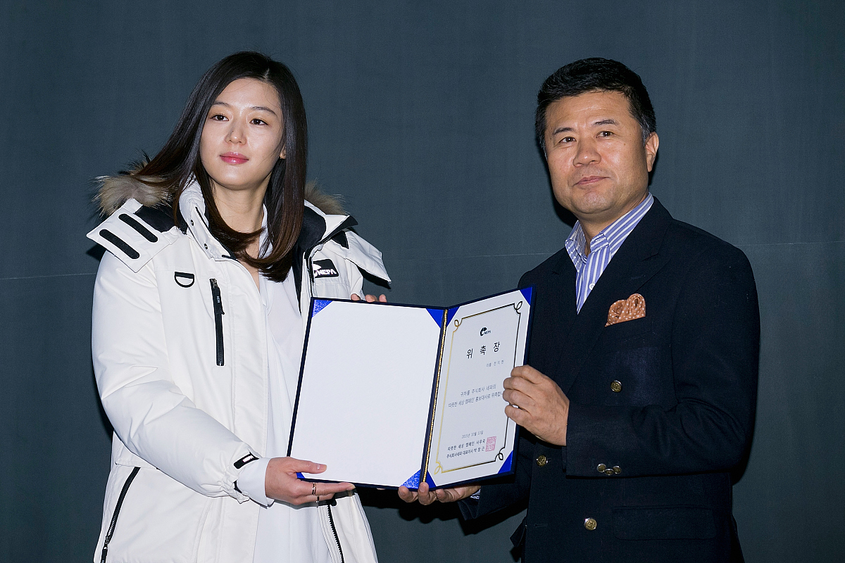2015年10月13日讯,首尔,当地时间10月13日上午,韩国女艺人全智贤在怀