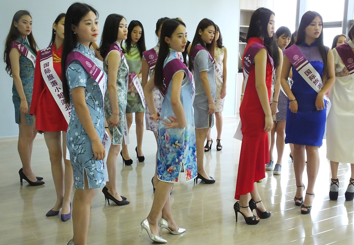 2016年5月27日讯,湖北宜昌,40位参加国际旅游小姐大赛的美女选手在素