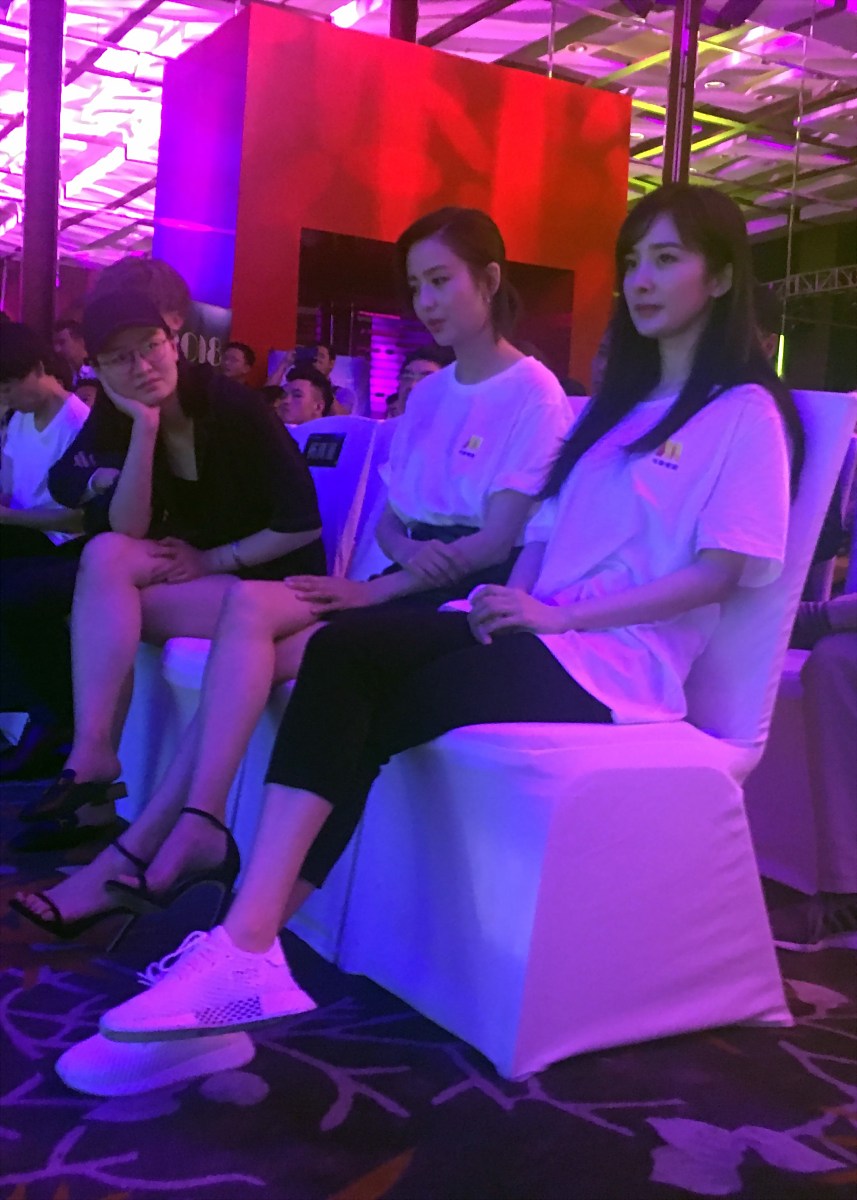 21届上海电影节:杨幂佟丽娅单白t依旧女神 亲密热聊放电