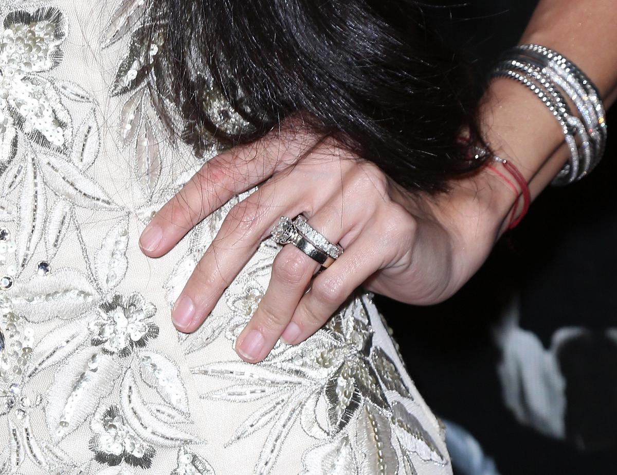 翻译下面文段成英语：查理曼大帝晚年疯狂爱上一个日耳曼姑娘。后来那位女子萧然逝去国王命人将她那敷过香料的遗体搬入寝宫寸步不离。杜宾主教惊惶于这骇人听闻的情欲怀疑有魔法在作祟坚持检验尸体并在这女子僵硬的舌头底下发现了一枚镶宝石的戒指。戒指一落入杜宾主教手中查理曼就疯狂地爱上了大主教并仓促命人埋葬那位姑娘。杜宾将那枚戒指扔进康定坦丁湖查理曼便爱上了这个湖泊在湖边徘徊不忍离去。