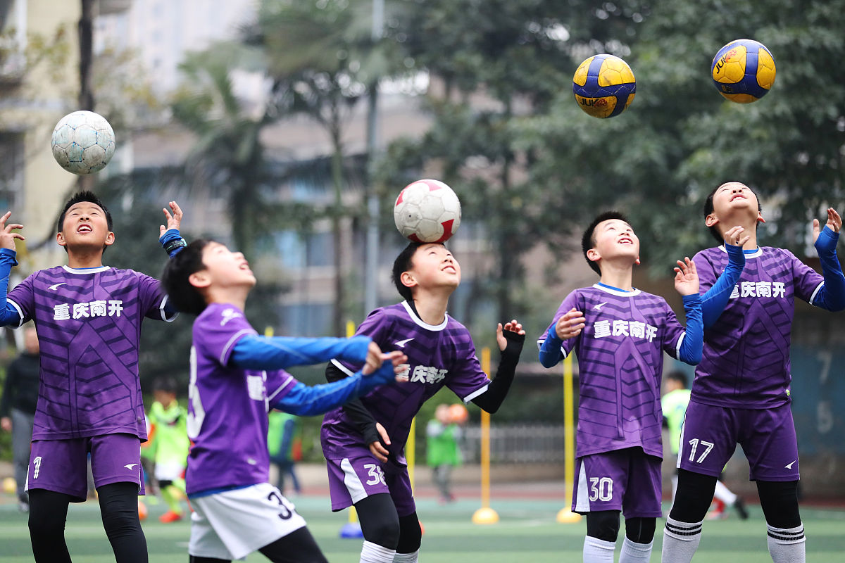 2020年1月2日,重庆市沙坪坝区南开小学,学生们正在练习足球.