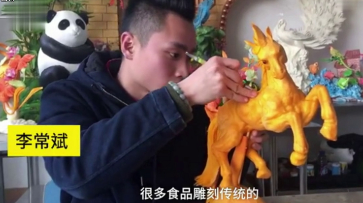 行行出状元!90后小伙用水果蔬菜雕出超萌动物,获得多个国家金奖
