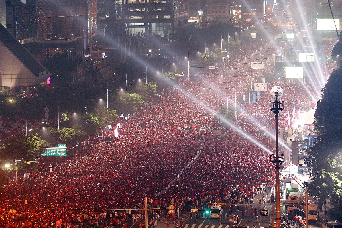 2010年6月17日,韩国首尔,2010世界杯b组次轮,韩国vs阿根廷,众多红魔球