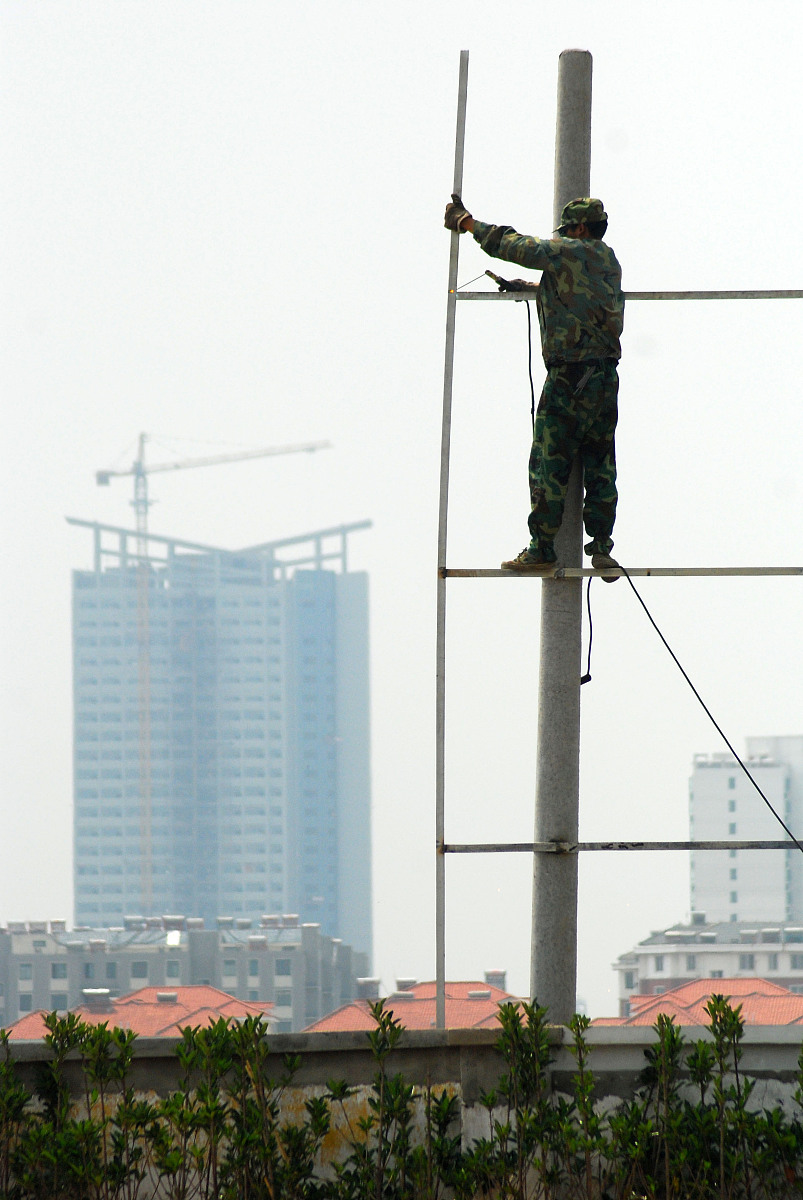 多选题：成本估算主要包括哪些内容？