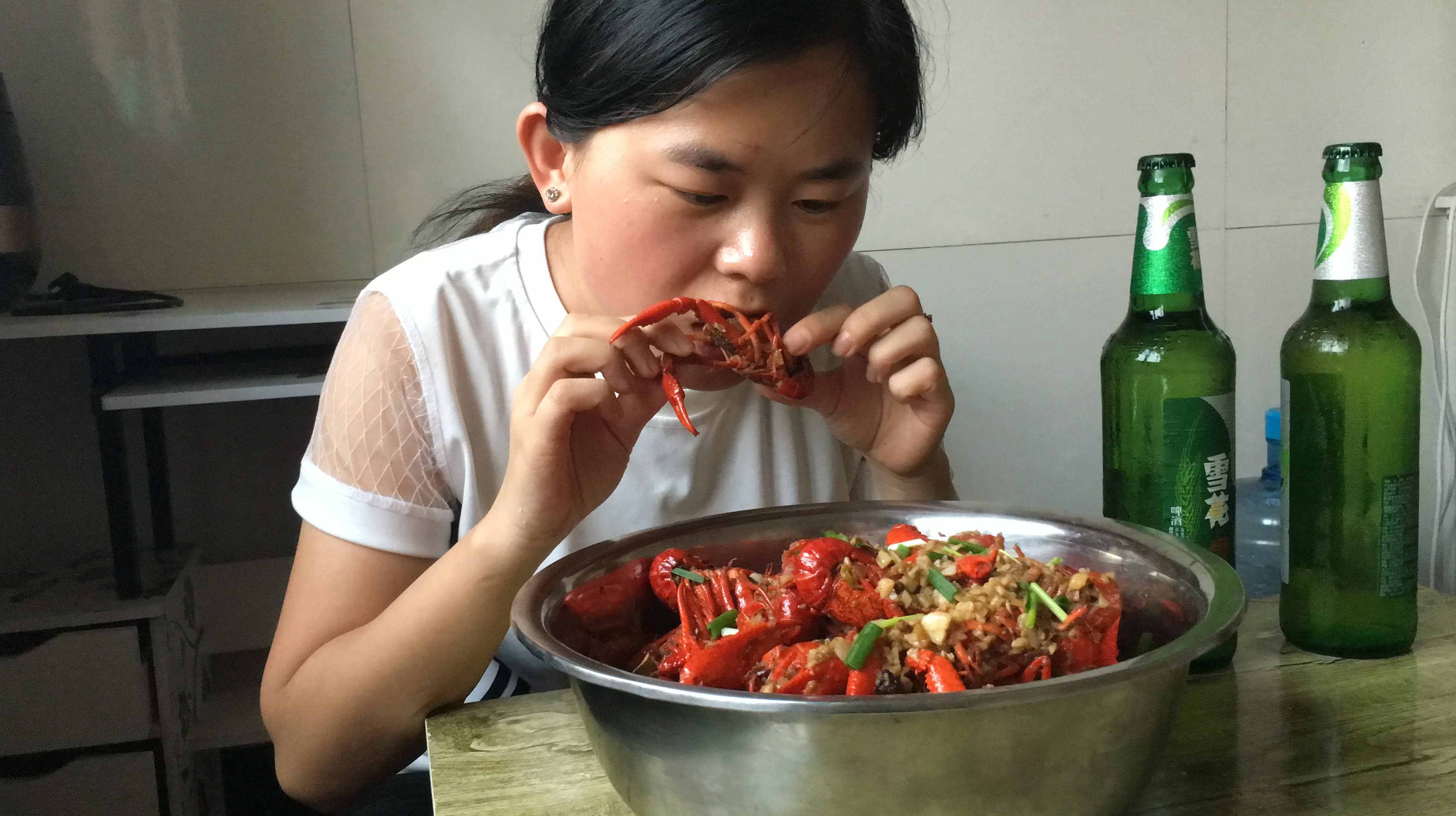 自制蒜蓉小龙虾,老人小孩都能吃,夫妻俩一顿饭吃了三斤多,过瘾