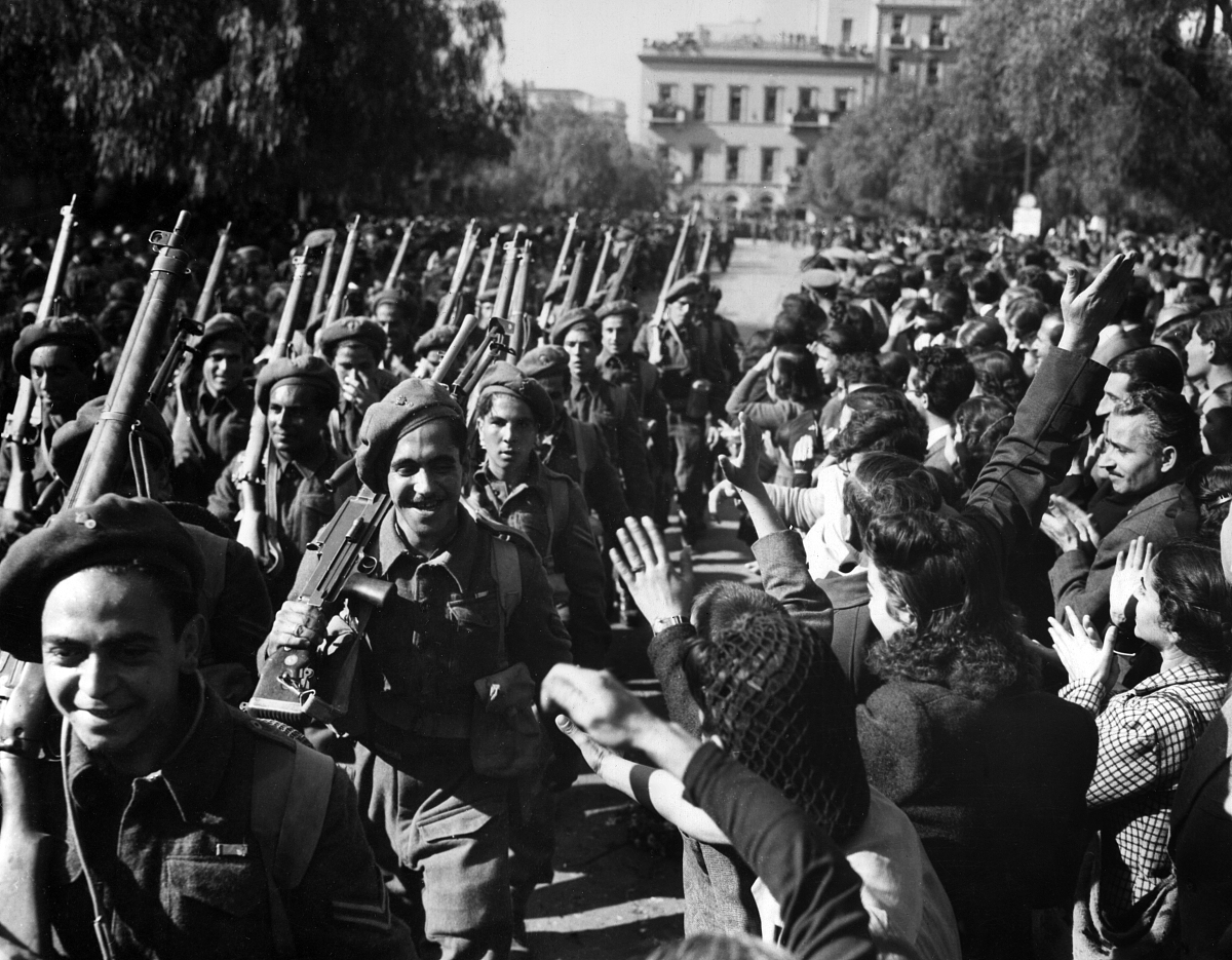 ***_***crowd cheering the mountain division of the greek army th