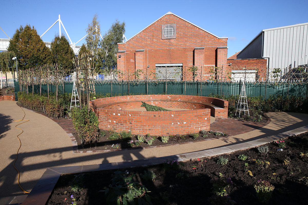 請代寫電郵詢問有關暑期夏令營本人及兒子現居香港打算年底申請BNO5+1 Visa到英國Nottingham 定居現發現YMCA的Camp Williams的活動十分適合兒子亦想了解多些關於Emmanuel School的環境但本人仍未抵達故未能提供學校資料等現只可借用朋友的地址登記！請問在這樣情況可否接受報名？