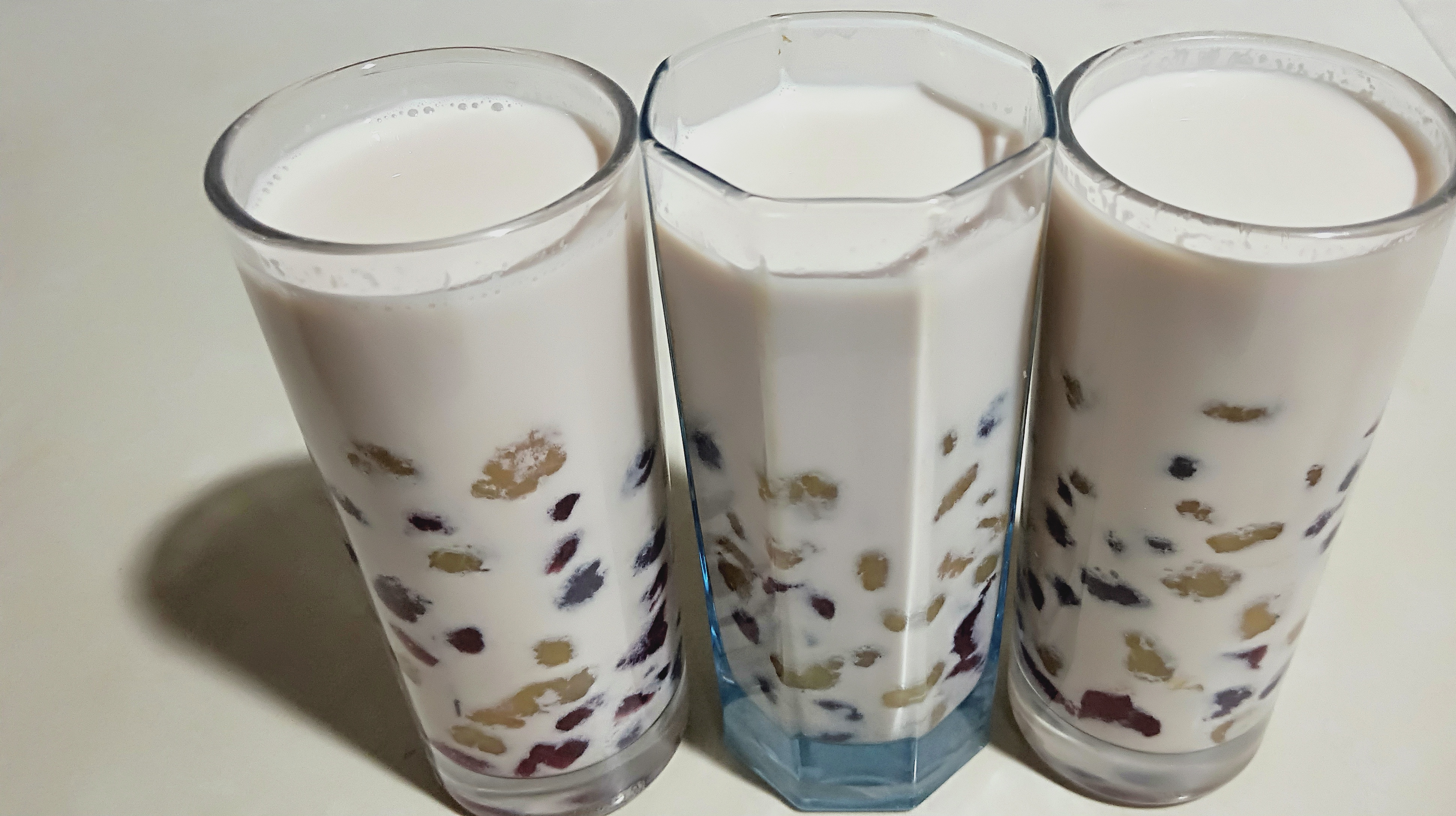 珍珠奶茶怎么做,做法非常简单,在家就能做出五颜六色的珍珠