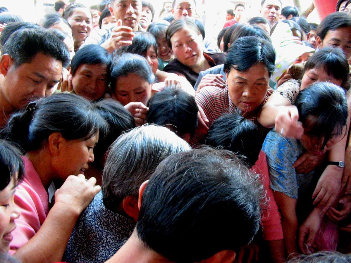 一商场推出了超低价格的商品,<strong>引起</strong>了市民的抢购.+++_+++促销