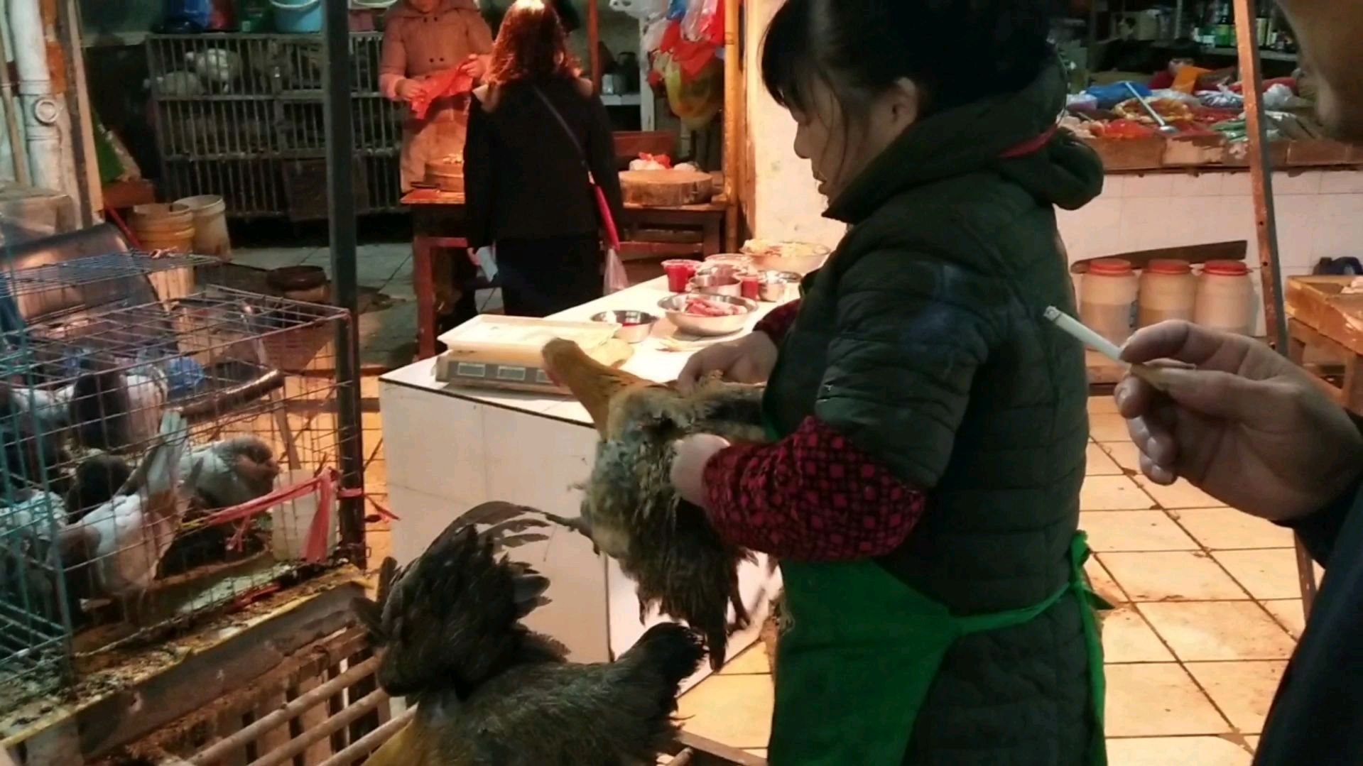 阿龙去买鸡吃,自己不想杀,叫这大姐杀一下,谁知她是杀鸡高手!