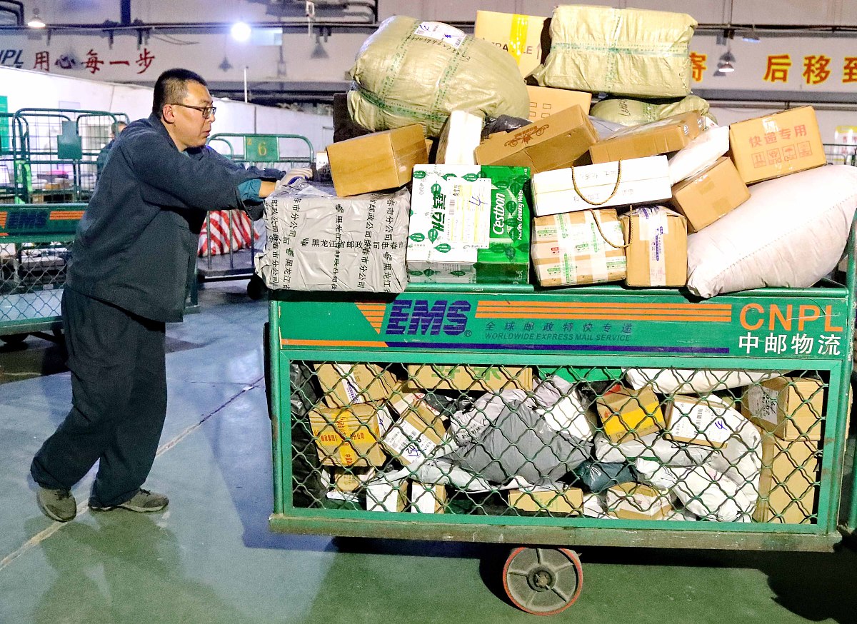 用日语写一个邮件通知买家买家订购的产品因为买家不在家导致配送不成功建议买家联系快递公司预约合适的配送时间