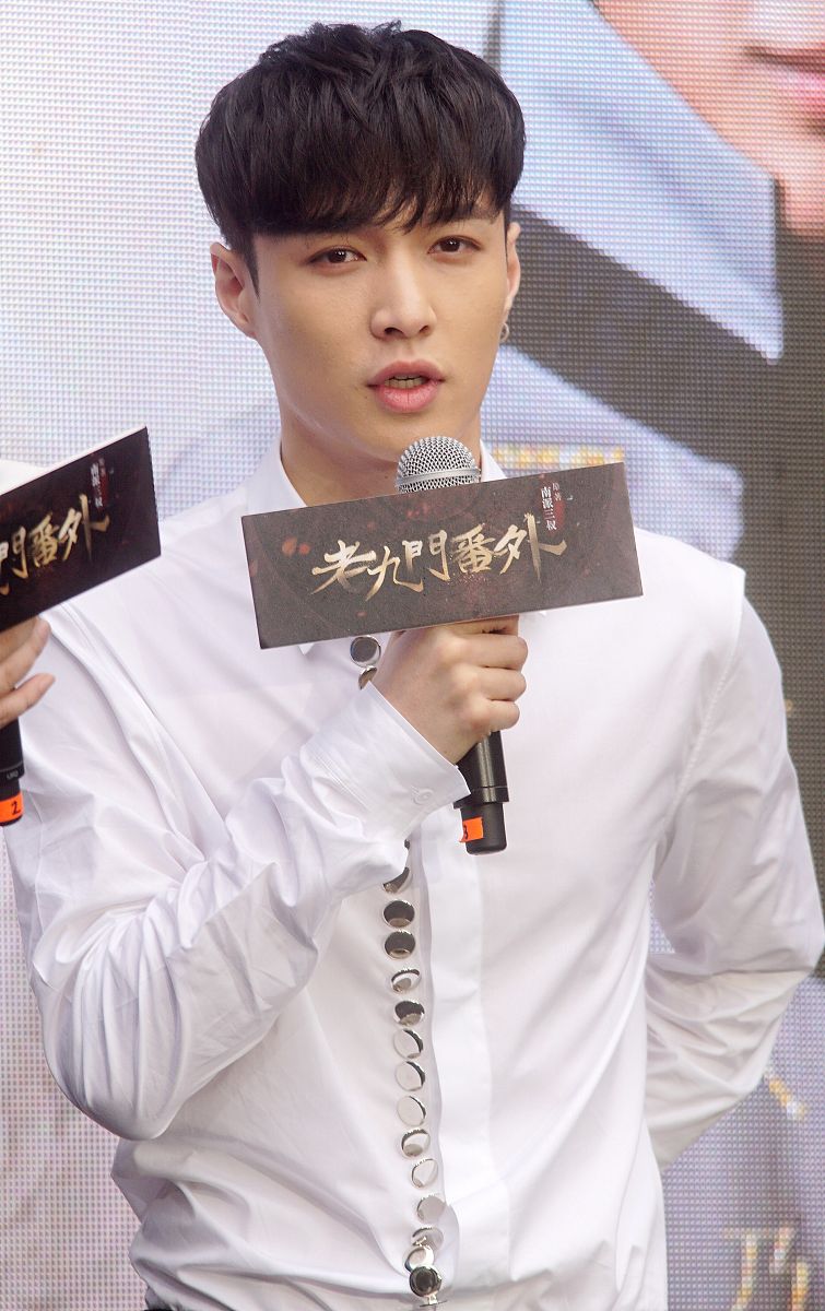 好友聚餐变二人世界，张艺兴曹雨臣诠释真友谊