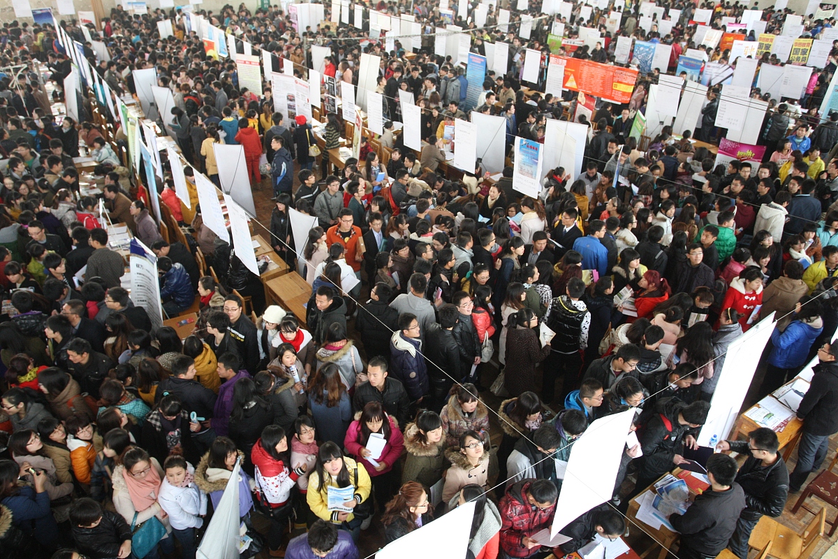 ***_***2012年11月17日,山东烟台,在鲁东大学篮球馆,大学生在2013届毕