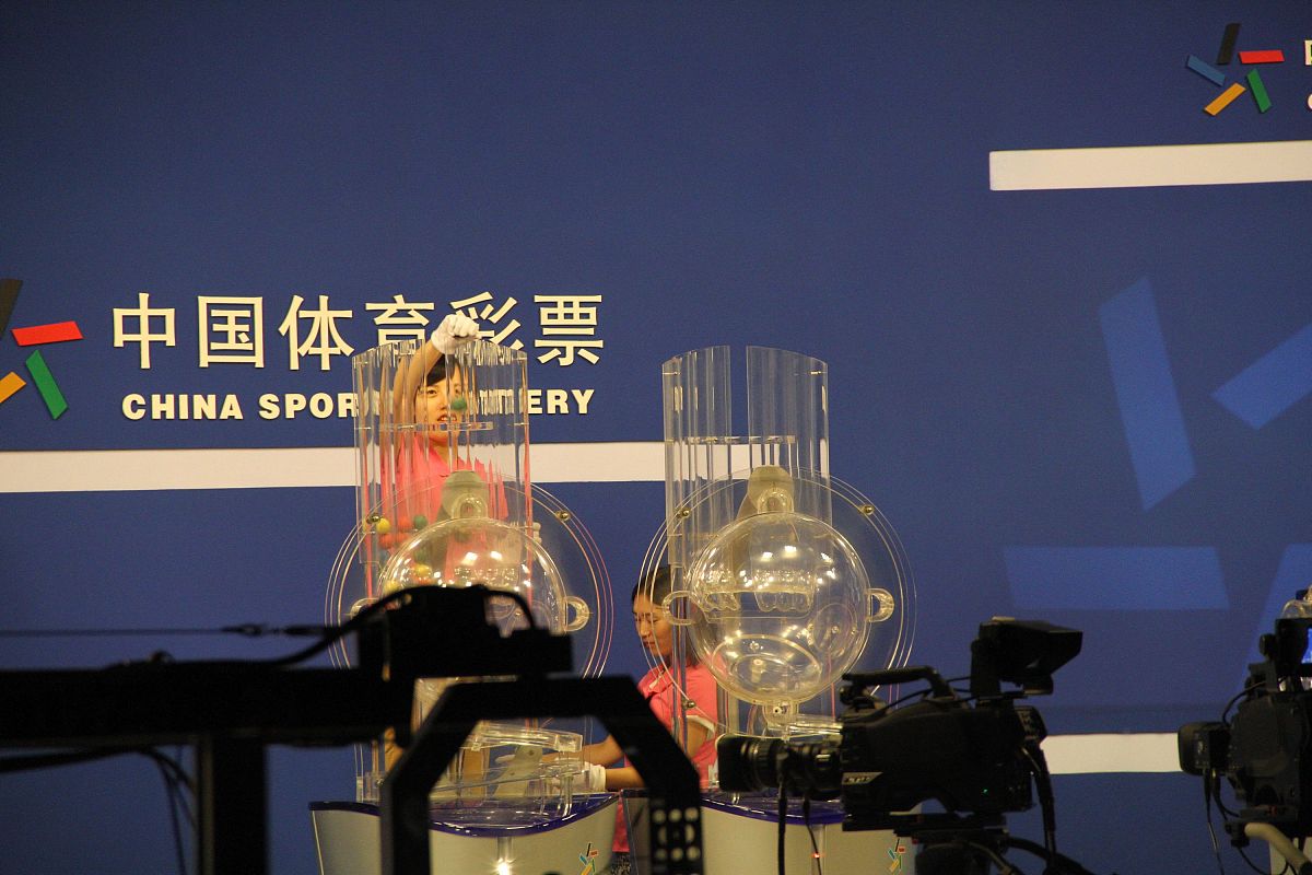 2015年8月3日,北京,体彩超级大乐透开奖现场.***_***2015年8月3日,北