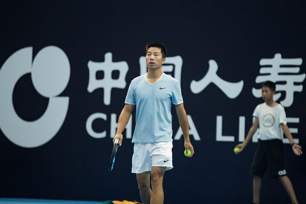 大学英语课程总结：一学年的大学英语学习即将结束请结合这一年特别是第二学期的英语学习情况进行总结回顾认真分析自己的收获和感悟并对不足地方进行剖析反省以便能够更好成长自己。字数要求在2000字左右