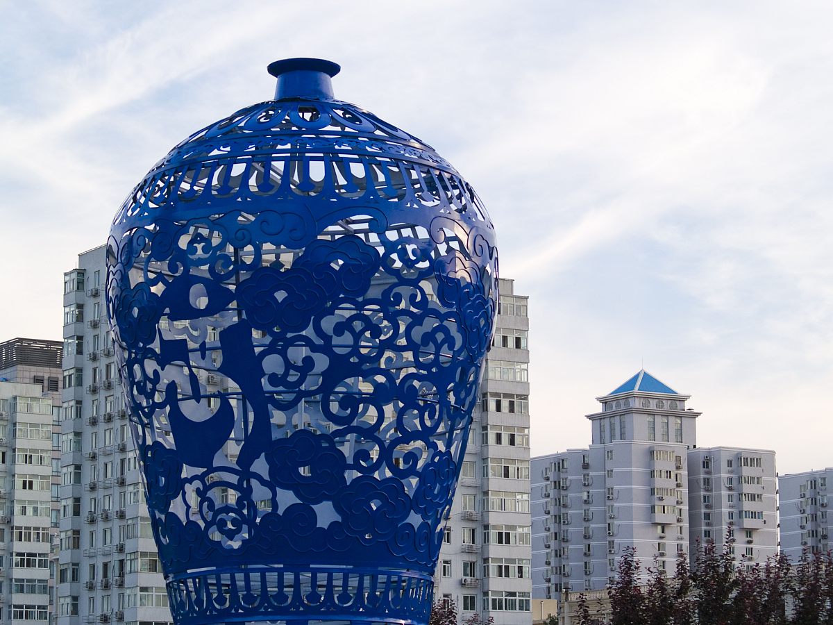 青瓷仙境：咖啡杯里的奇幻建筑之旅