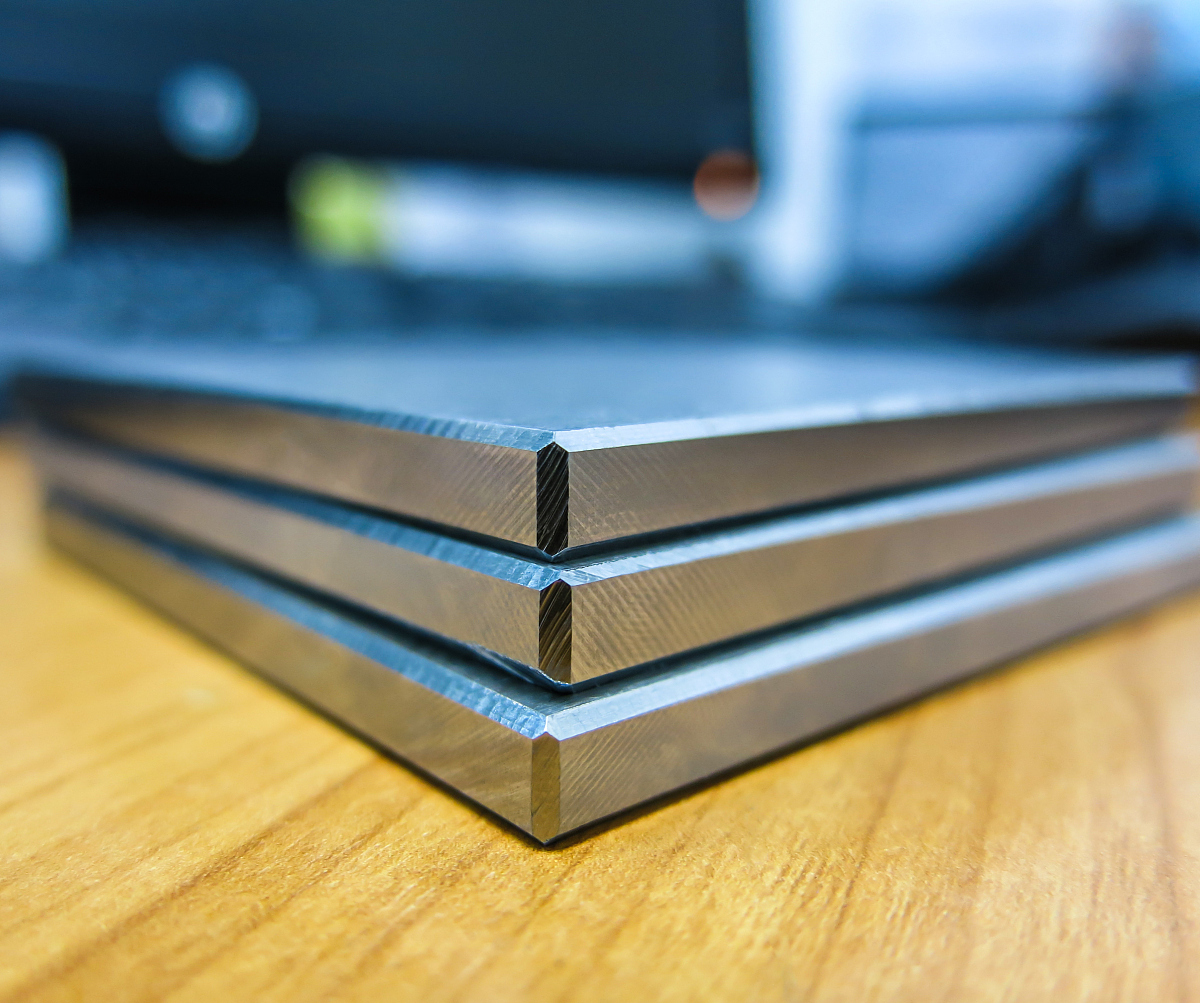 public class TankModel implements Serializable private int x;x坐标 private int y;y坐标 private int direction; 坦克方向 private boolean isLive = true; private VectorShot shots = new Vector;