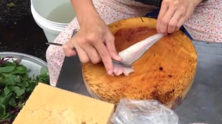 越南街头美食,10美元一磅的“弓背鱼”姑娘处理手法厉害了